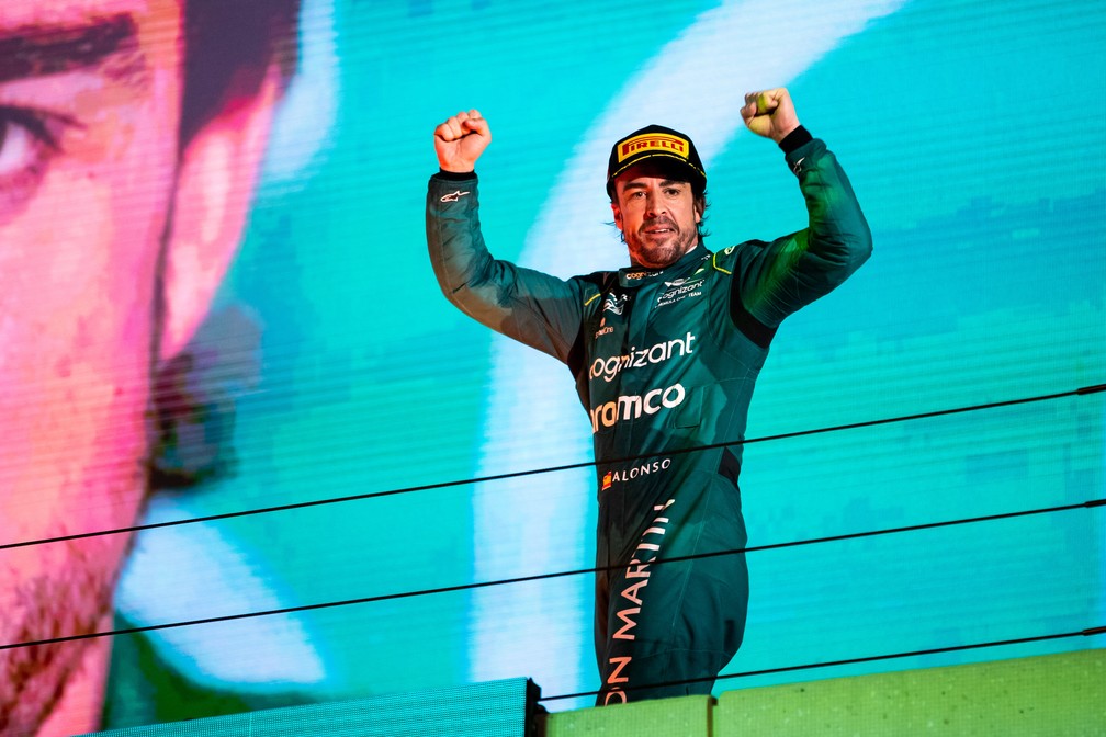 Fernando Alonso comemora o terceiro lugar no GP do Bahrein, abertura da temporada 2023 da F1 — Foto: Zak Mauger/Aston Martin