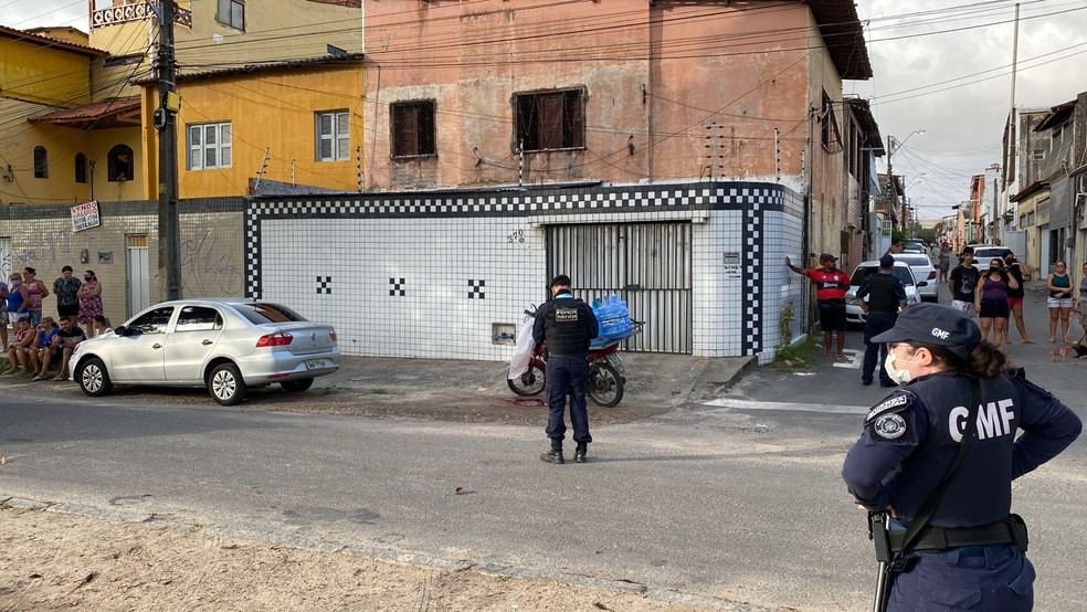 Entregador foi atacado com um tiro no momento que estacionou a moto na Avenida E, no Bairro Prefeito José Walter, em Fortaleza. — Foto: Paulo Sadat/ SVM
