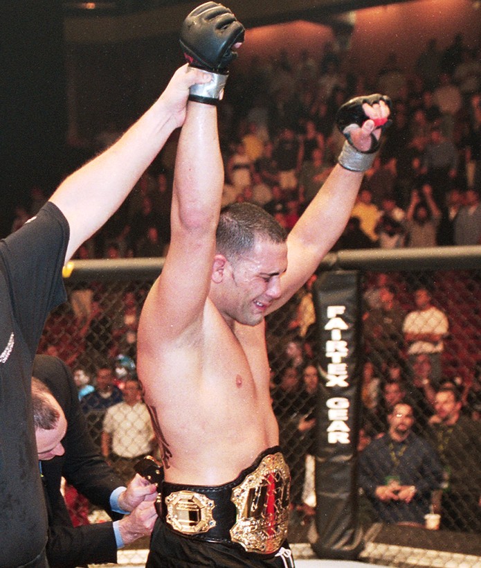 Ricco Rodriguez venceu Randy Couture para se sagrar campeão peso-pesado do UFC — Foto: Josh Hedges/Getty Images