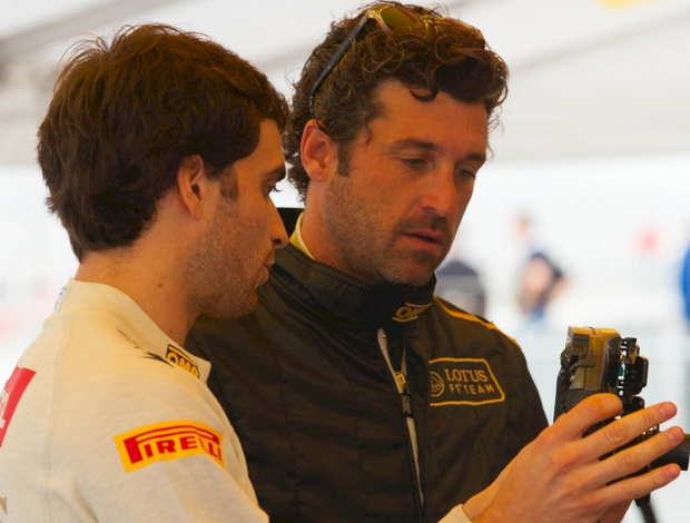 Na 'volta inaugural' do circuitoo site da bet365Austin, Texas, Jerome D'Ambrosio, da Lotus, mostra um volante ao ator Patrick Dempsey (Foto: Divulgação)