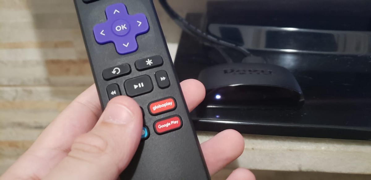 Roku Express ou Mi TV Stick? Compare os media centers à venda no Brasil