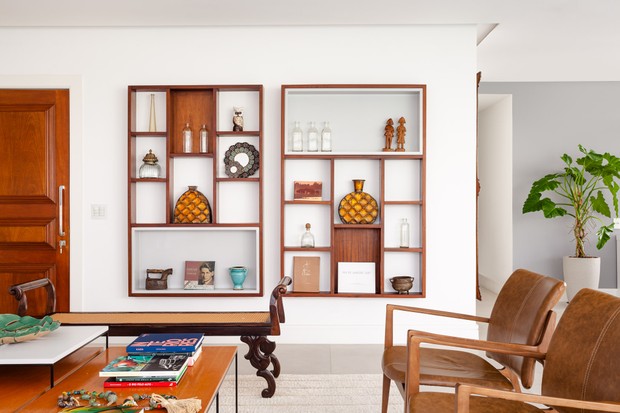 Décor do dia: sala de estar com estante com nichos e obras de arte (Foto: Dhani Borges/Divulgação)