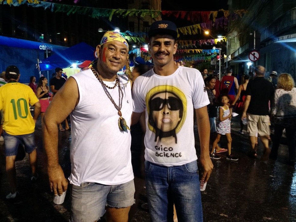 Paia e filho viajaram de Caruaru, no Agreste, para se despedir da folia no Recife (Foto: Jefferson Sousa/G1)