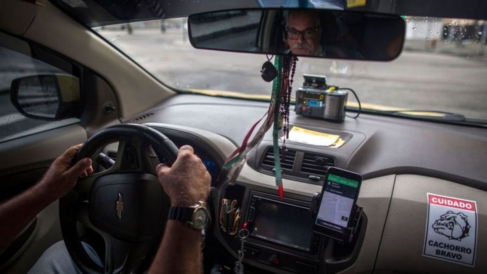 Plataformas de economia colaborativa também se estenderam aos serviços de táxi com aplicativos — Foto: Getty Images via BBC