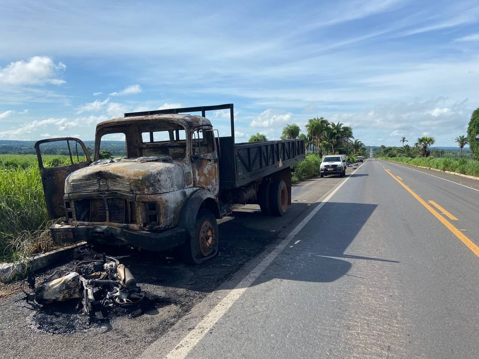 Veículos pegaram fogo após batida na BR-153 — Foto: PRF/Divulgação