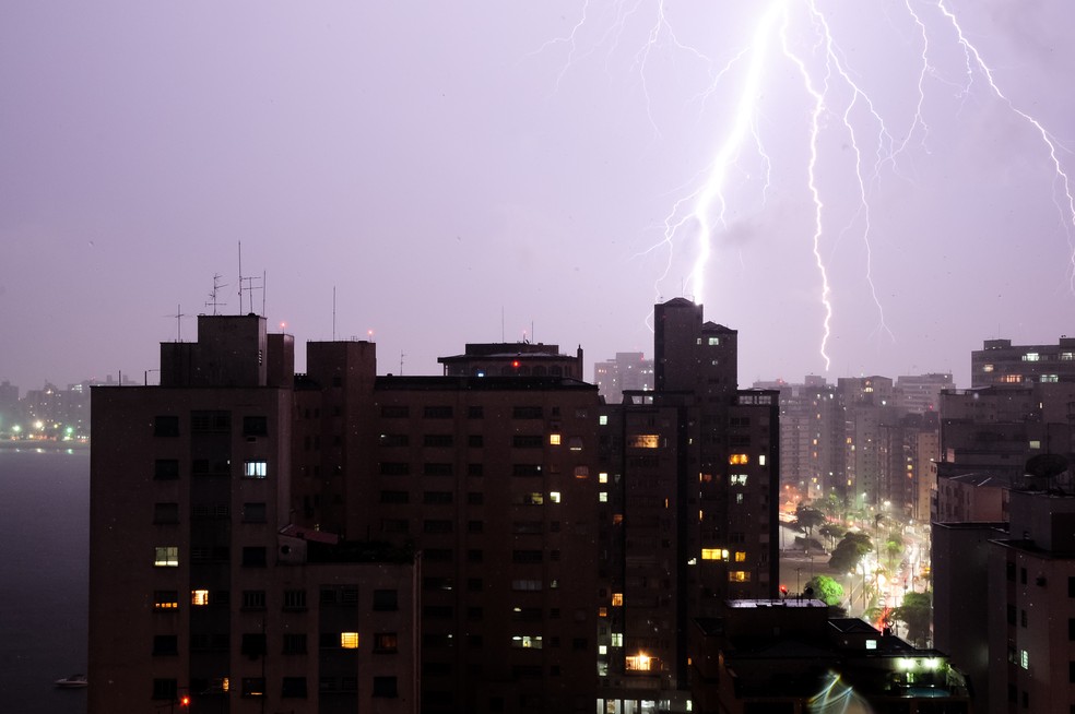 Fotógrafa de Santos registra raio caindo em cima de prédio durante tempestade — Foto: Manuela Ullup/Arquivo Pessoal