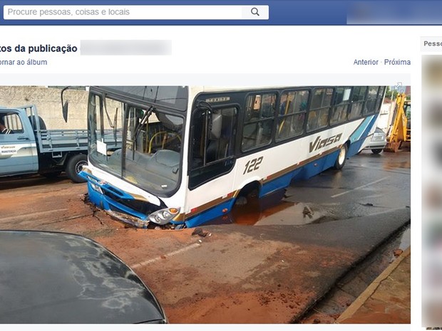 Ônibus foi engolido por buraco que abriu no asfalto após rompimento de adutora (Foto: Reprodução/Facebook)