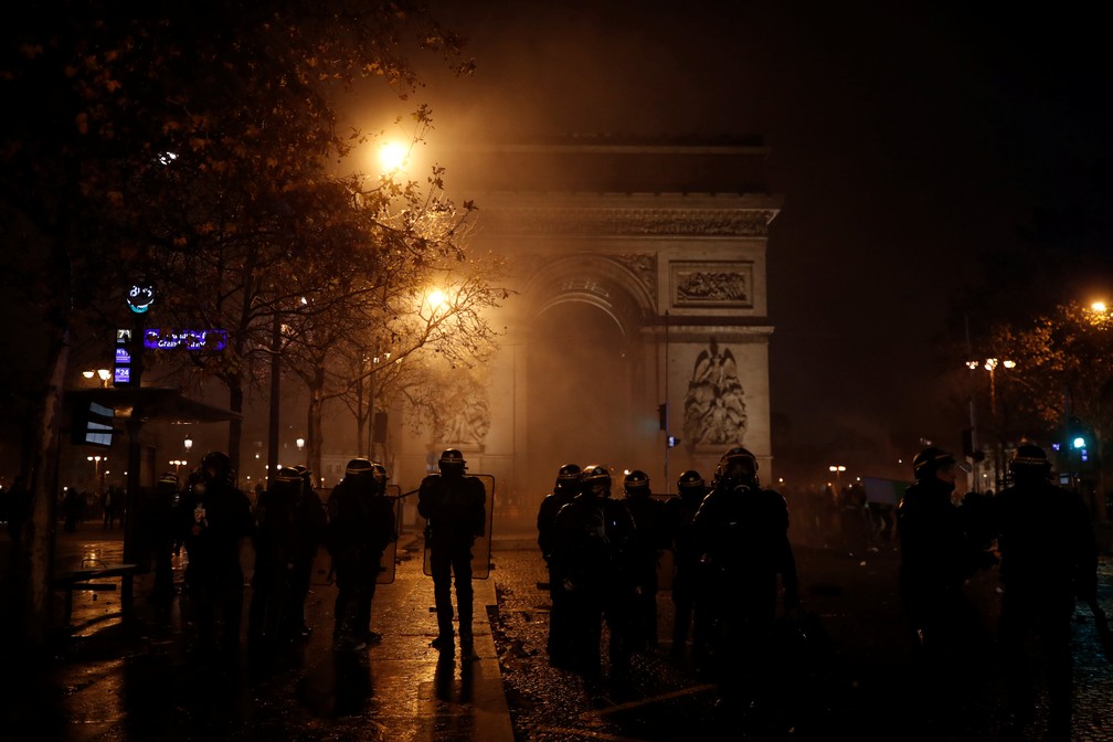 Arco do Triunfo cercado por policias após confusão no protesto dos coletes-amarelos — Foto: REUTERS/Benoit Tessier