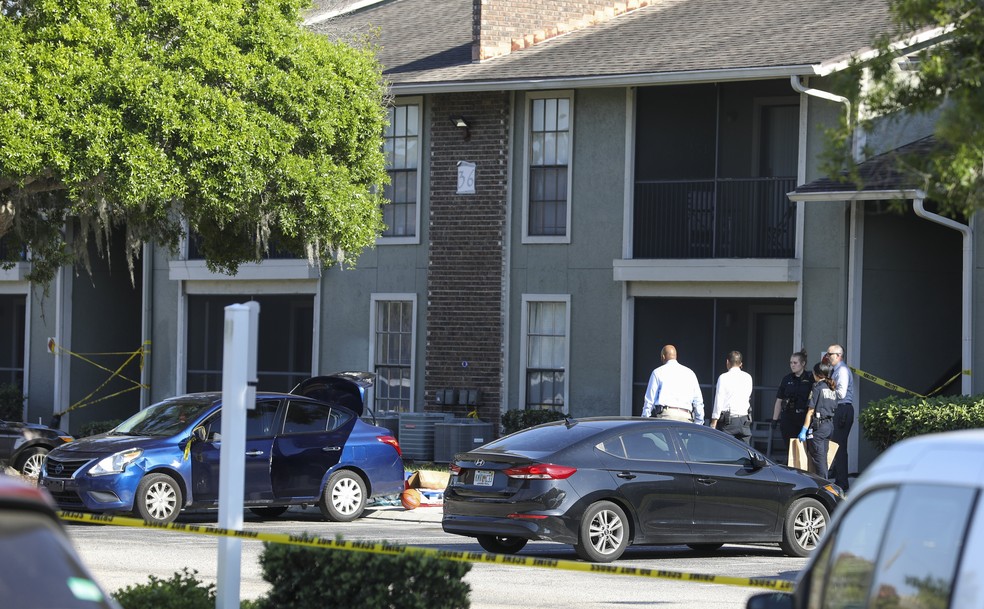 Policiais e detetives são vistos perto de casa em São Petersburgo, Flórida, nos Estados Unidos, onde Pashun Jeffrey foi encontrada morta, em 30 de março de 2023 — Foto: Chris Urso/Tampa Bay Times via AP