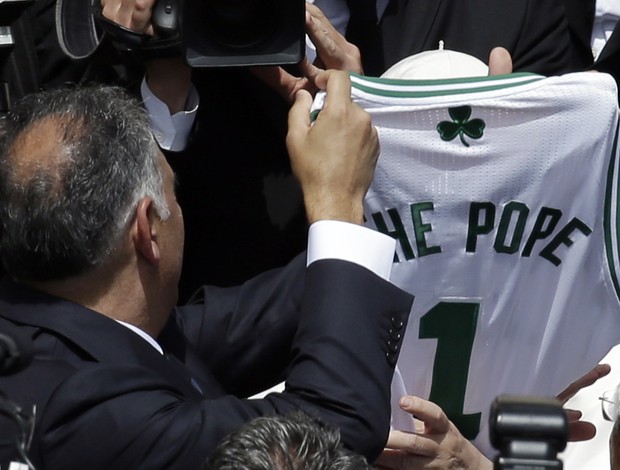 Papa Francisco recebe camisa do Boston Celtics em Roma 5 (Foto: AP Photo/Gregorio Borgia)