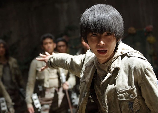 O ator japonês Haruma Miura em cena de Ataque dos Titãs, de 2015 (Foto: Divulgação)