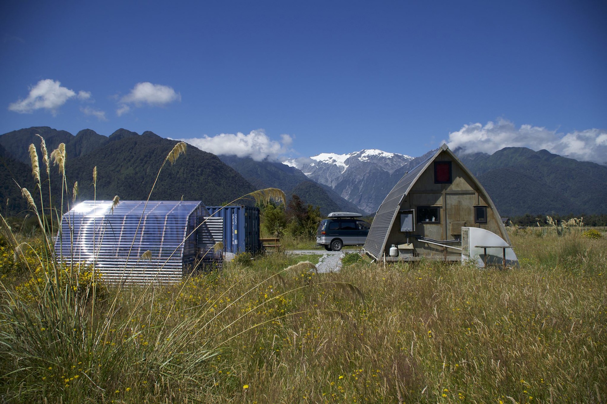 Casal da Nova Zelândia encontra jeito inusitado de vender casa de campo, localizada na encosta dos Alpes (Foto: Reprodução / Trade.me, NY Post)