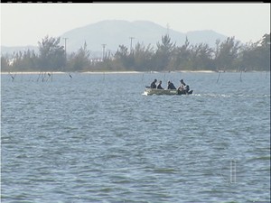 Pesca está proibida na Lagoa de Araruama, RJ, a partir desta quinta-feira (1) (Foto: Reprodução Intertv)