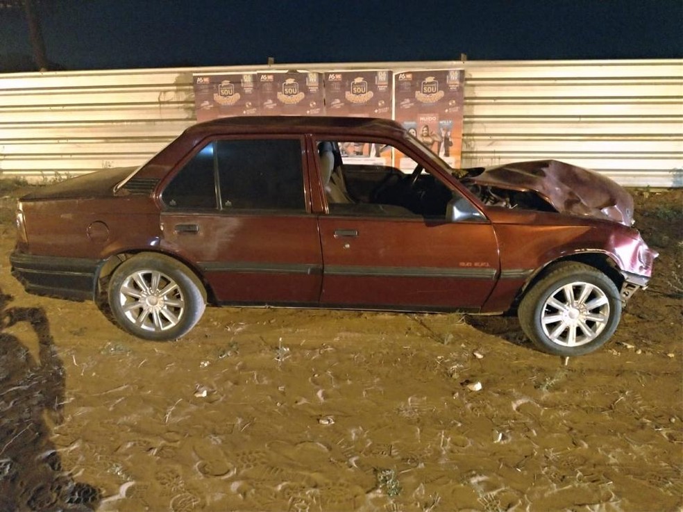 Frente do carro ficou destruída com o impacto da batida em Arapiraca, Alagoas — Foto: BPRv