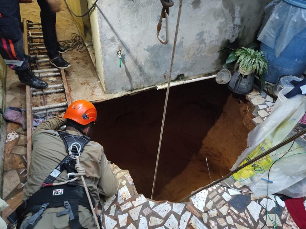 Duas mulheres caíram em poço de 30 metros de profundidade em Juazeiro do Norte, no Ceará. Uma delas morreu. — Foto: Corpo de Bombeiros
