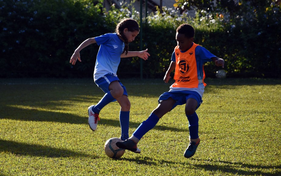 Menina Joga Futebol Entre Garotos Para Seguir Os Passos De Marta Conheca A Historia De Amanda Futebol Ge