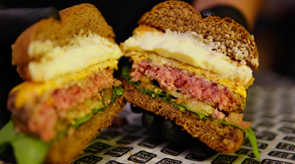 1445 Burger: hamburgueria aposta em requeijão empanado (Foto: Divulgação)