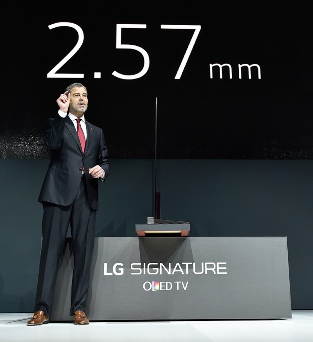 Novo televisor da LG tem apenas 2,57 mm de espessura (Foto: Getty Images)