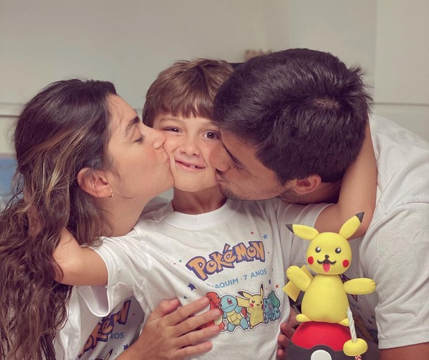Mariana Uhlmann e Felipe Simas com o filho mais velho, Joaquim (Foto: Reprodução/Instagram)