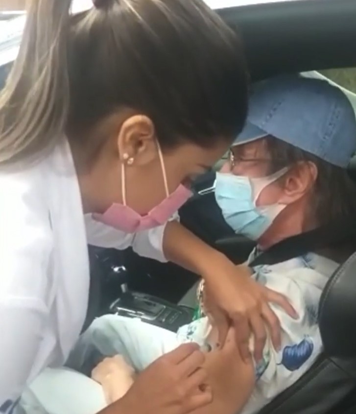Roberto Carlos é imunizado contra a covid-19 (Foto: Reprodução / Instagram)