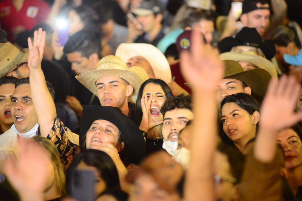 1º a voltar no país, Rodeio de Jaguariúna cumpre passaporte da vacina, mas registra aglomeração e público sem máscara