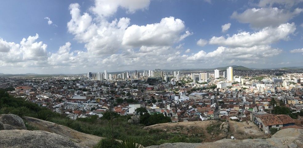 Caruaru vista do Monte Bom Jesus — Foto: Joalline Nascimento/G1