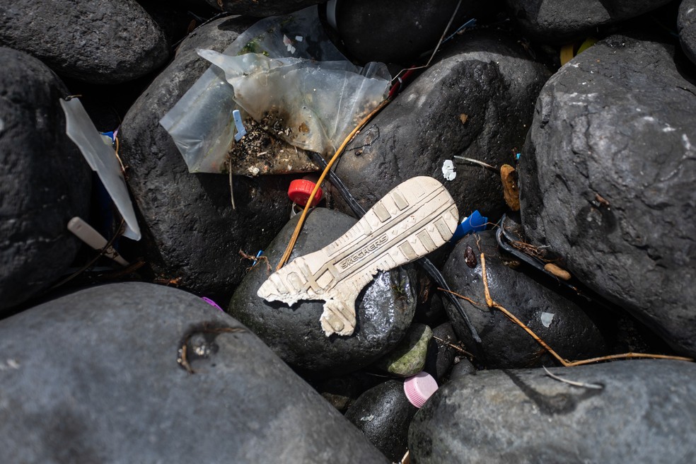 Lixo que vem do oceano: plástico se acumula próximo de piscina natural de Fernando de Noronha — Foto: Fábio Tito/G1