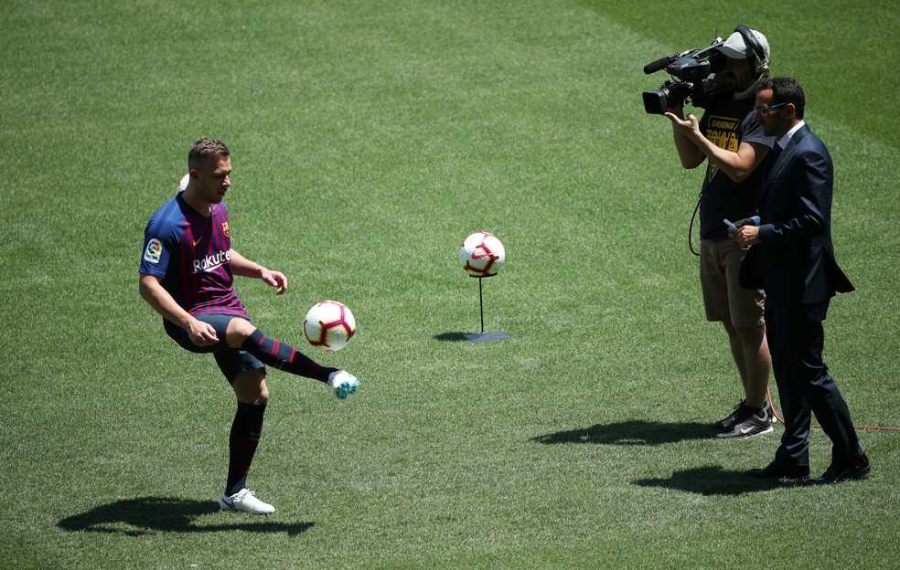 Arthur é apresentado no Camp Nou (Foto: Reuters)