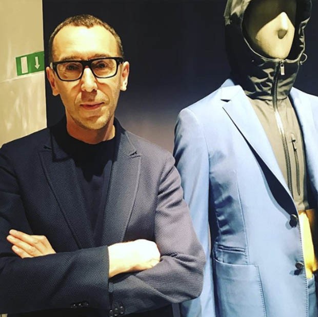 So Alessandro Sartori, the creative director at Ermenegildo Zegna, is explaining to me that a WOOL suit is perfect for the ZZegna line because you can drop it in the washing machine! (Foto: @SUZYMENKESVOGUE)