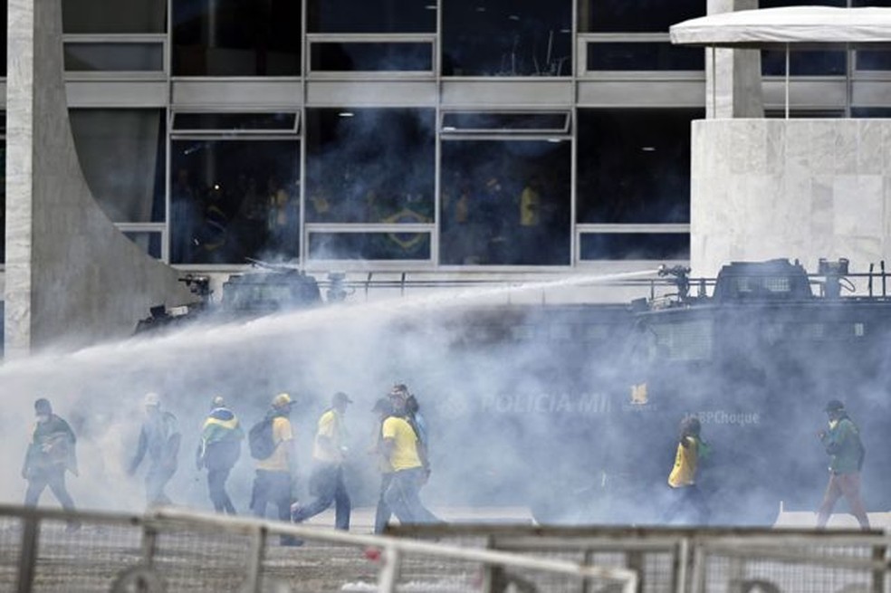 Sedes dos três poderes foram atacadas por manifestantes bolsonaristas em Brasília.  — Foto: EPA via BBC