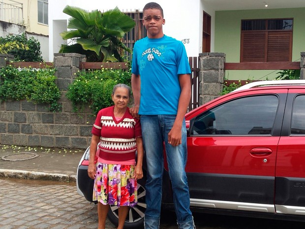 Rodrigo, que tem 17 anos e 2,18 metros de altura, mora com a avó (Foto: Giro Ipiaú)