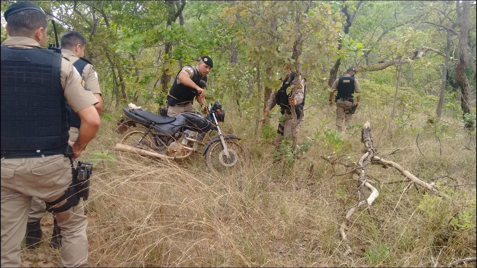 Moto foi encontrada em matagal, às margens de estrada vicinal — Foto: Polícia Militar