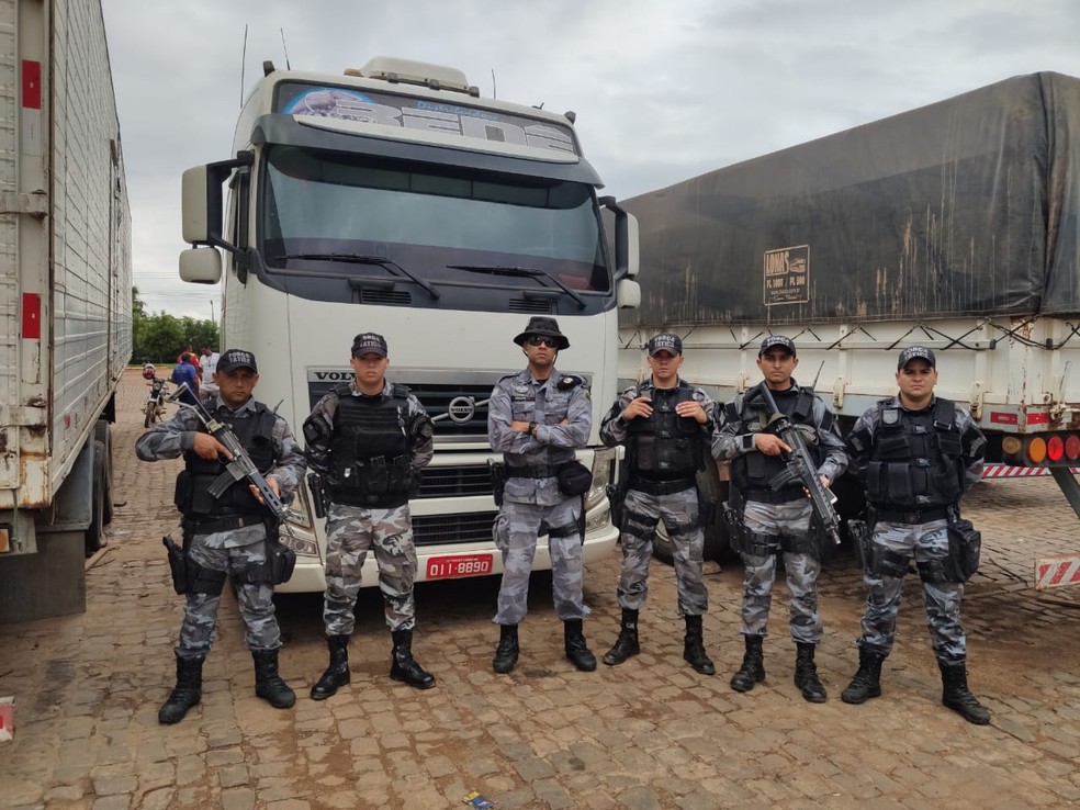 Policiais encontraram o veículo em um posto de combustíveis — Foto: Divulgação/PM