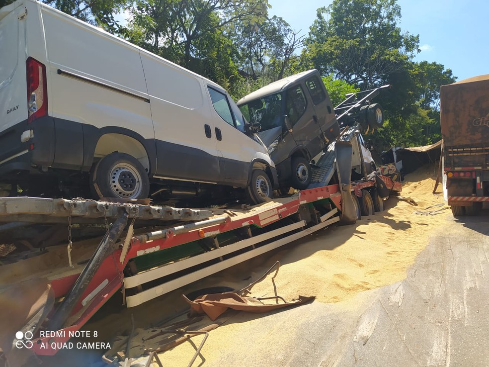 Motorista morre após caminhão carregado tombar em rodovia de MT — Foto: PRF