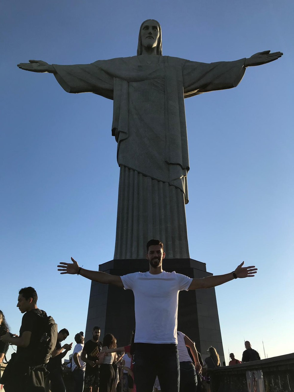 Pablo MarÃ­ jÃ¡ conseguiu visitar o Cristo Redentor em seu tempo livre no Rio â€” Foto: Arquivo Pessoal