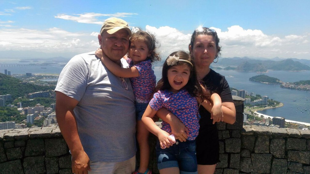 A família de Valentina, em foto durante férias no Rio de Janeiro, que ela relata em seu livro (Foto: Arquivo pessoal/Cristiano Streeter)