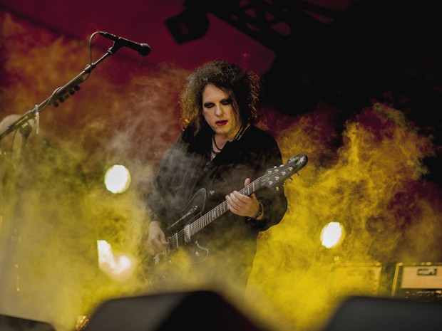 Robert Smith, guitarrista e vocalista do The Cure, se apresenta no festival Roskilde, na Dinamarca, nesta quinta-feira (5); evento reuniu 90 mil pessoas (Foto: Anthon Unger/Polfoto/AP)