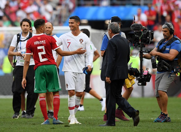 MOSCOW, RUSSIA - JUNE 20:  Cristiano Ronaldo of Portugal consoles Achraf Hakimi of Morocco following Morocco's elimination from the World Cup after their defeat in the 2018 FIFA World Cup Russia group B match between Portugal and Morocco at Luzhniki Stadi (Foto: Getty Images)