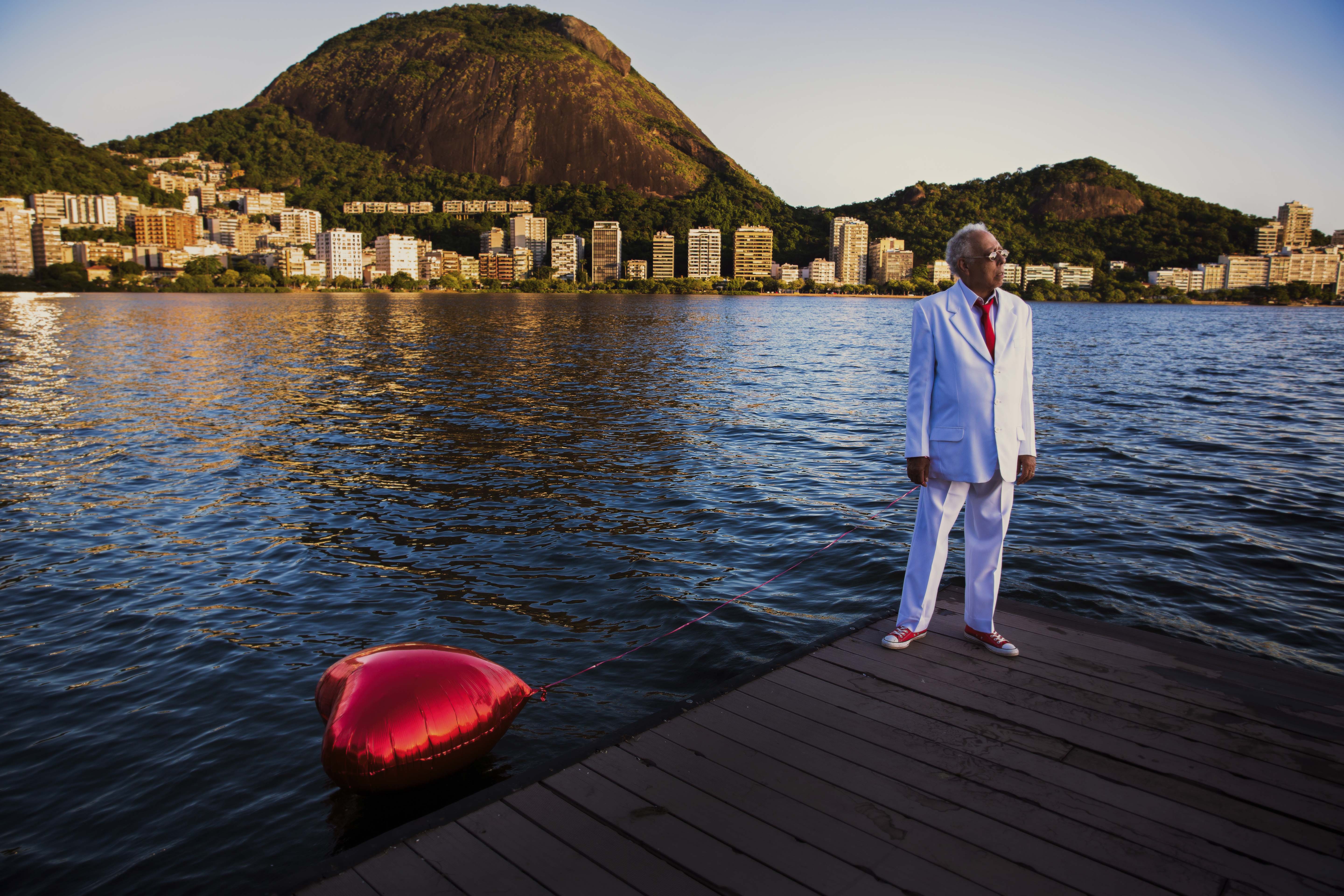 Jards Macalé celebra 'A arte de não morrer' em single de álbum em que reencontra Maria Bethânia