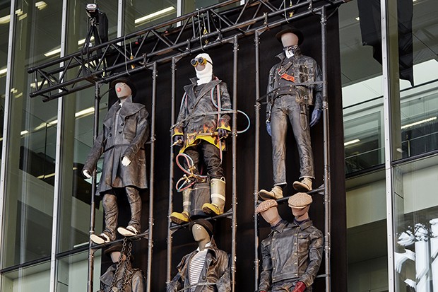 A display of mannequins wearing the latest G-Star RAW collection (Foto: Divulgação)