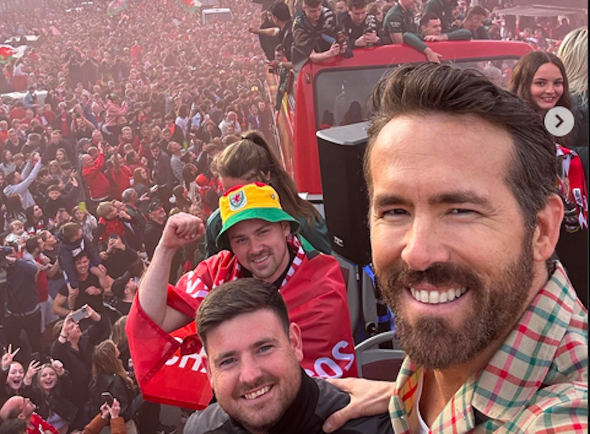 Ryan Reynolds gets on the bus and gets excited about the arrival party of the team he bought in the UK |  sports