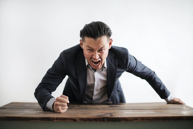 Chefe bravo; irritado; estresse; bronca; raiva (Foto: Andrea Piacquadio / Pexels)