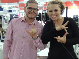 Eduardo e Ruth fazem os gestos que significam &#39;Festival de Dança de Joinville&#39; em Libras  (Foto: Géssica Valentini/G1)