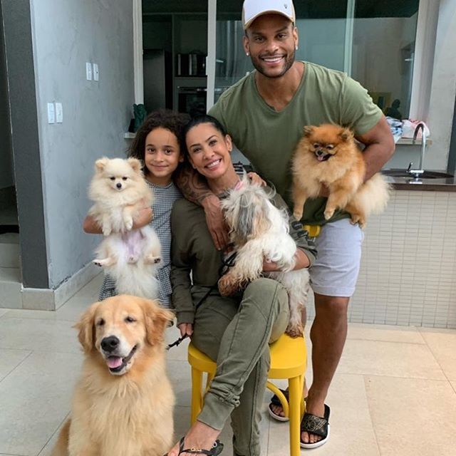 Tony Salles e Scheila Carvalho com a filha, Giulia, e os cachorros da família (Foto: Reprodução/Instagram)