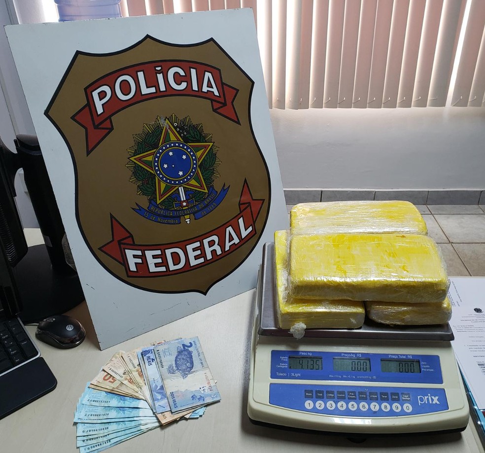 PF encontrou outros dois cigarros de maconha e pouco mais de R$ 1,2 mil na carteira do suspeito.  — Foto: Divulgação/PF