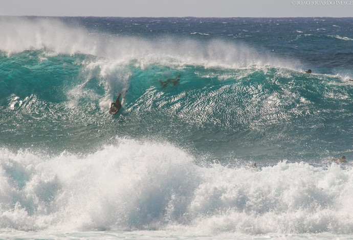 Sócrates sirfa em Pipeline, no havaí, meca do surfe mundial (Foto: João Ricardo Januzzi)