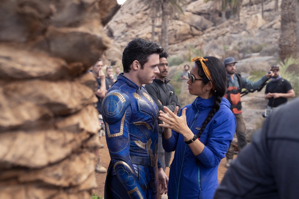 Richard Madden recebe orientações de Chloé Zhao nas gravações de 'Eternos' — Foto: Divulgação