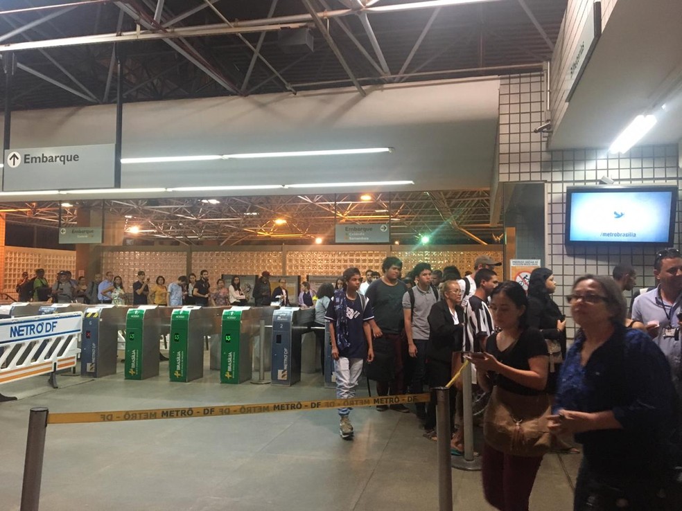 Filas na bilheteria da Estação Arniqueiras do Metrô-DF — Foto: Hamanda Viana/G1 