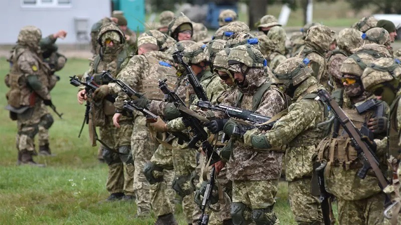 Soldados ucranianos fazem exercícios militares com representantes dos EUA e outros países da Otan (Foto: Getty Images via BBC News Brasil )