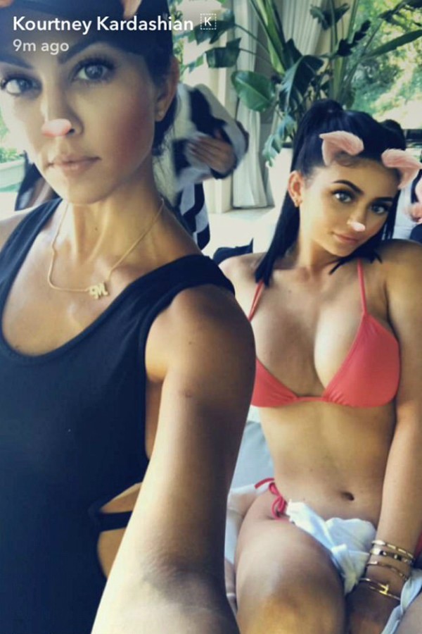Kourtney Kardashian e a meia-irmã, Kylie Jenner (Foto: Reprodução/Instagram)